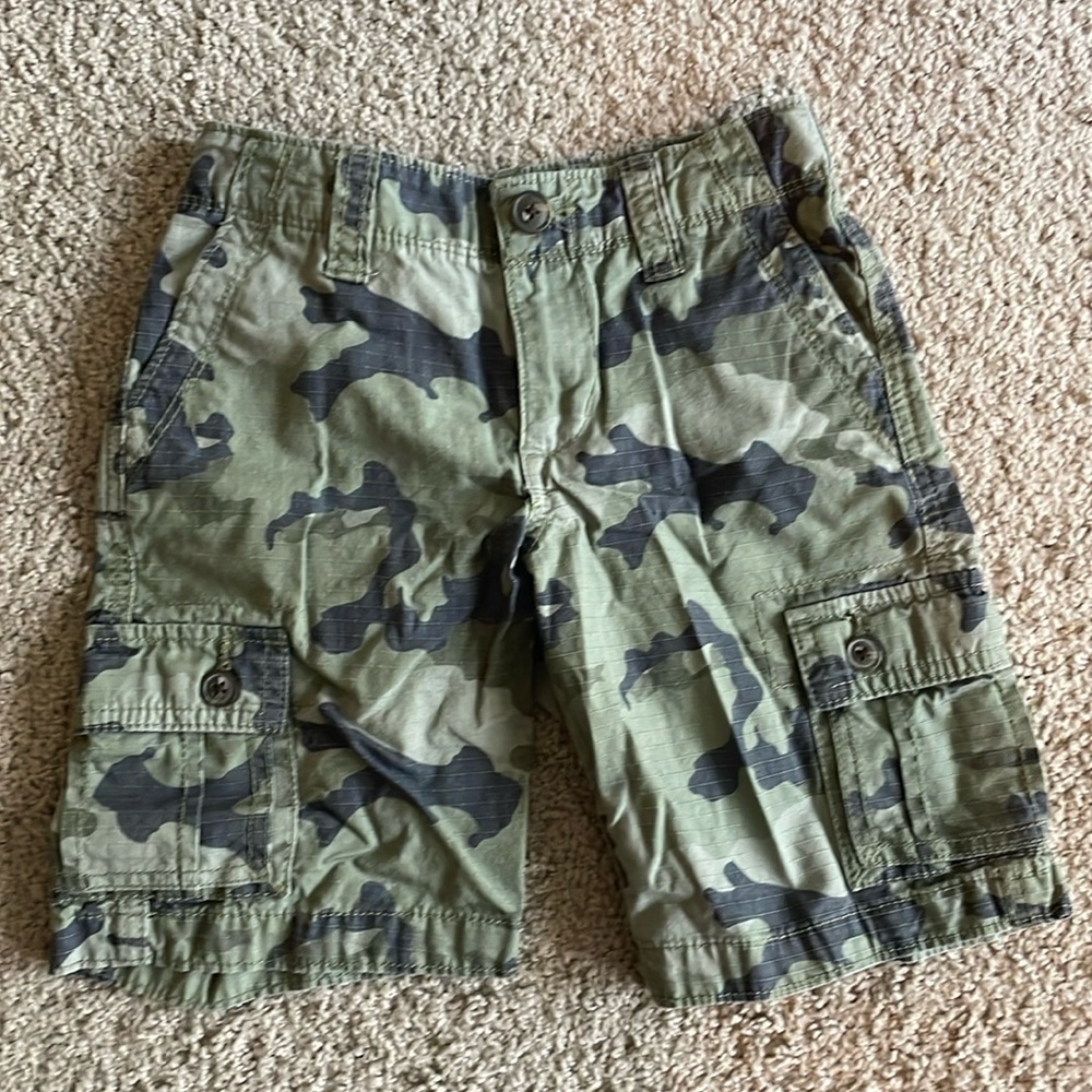 Boys camo cargo shorts, size 6.